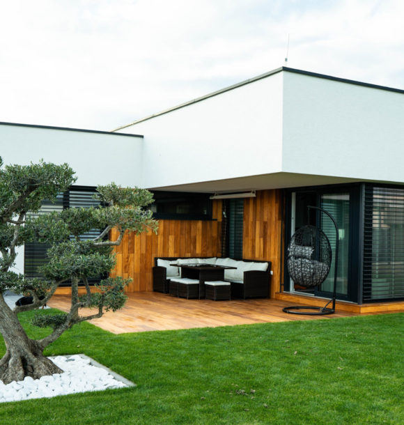 Moderný dom s drevenou terasou a fasádou