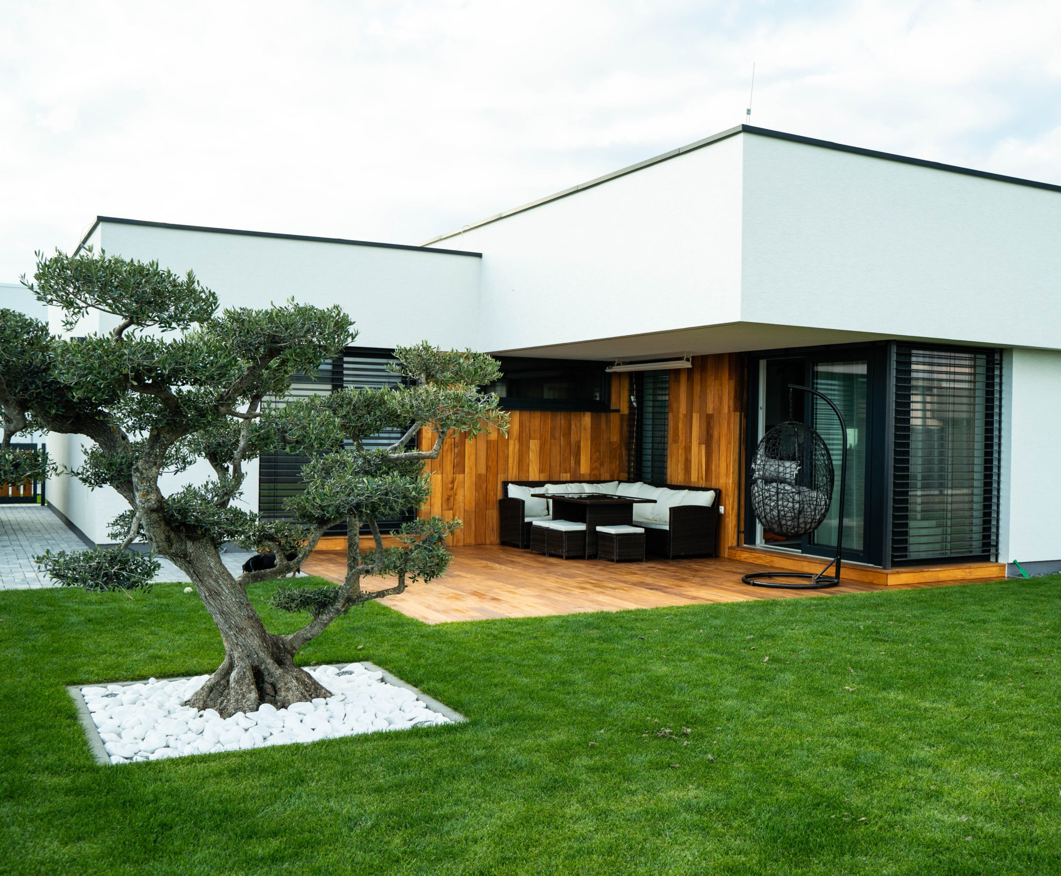 Dom s modernou drevenou terasou a fasádou