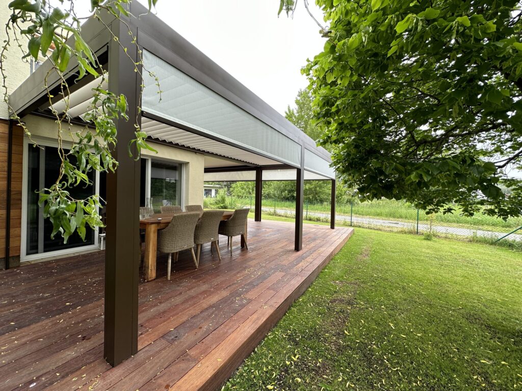 Bioklimatická pergola so screenovými roletami, drevenou terasou a fasádou