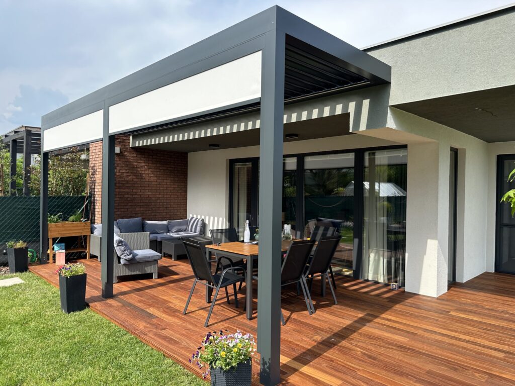 Bioklimatická pergola so screenovými roletami