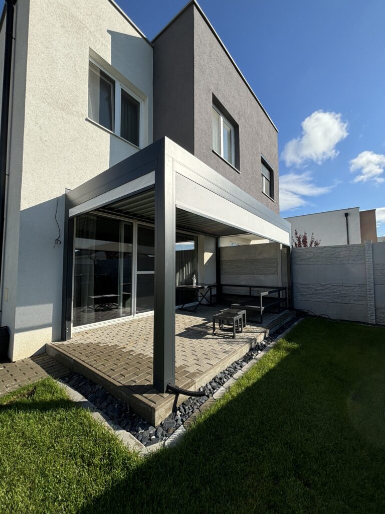 Bioklimatická pergola so screenovými roletami